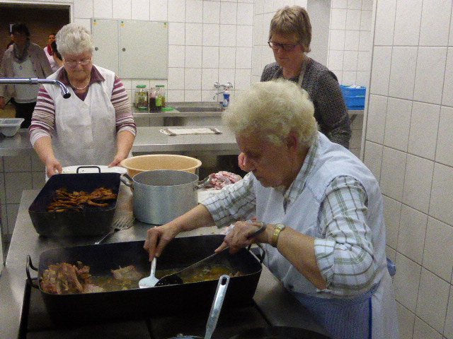 Kochfrau, Frau Hülsken, mit ihrem Team