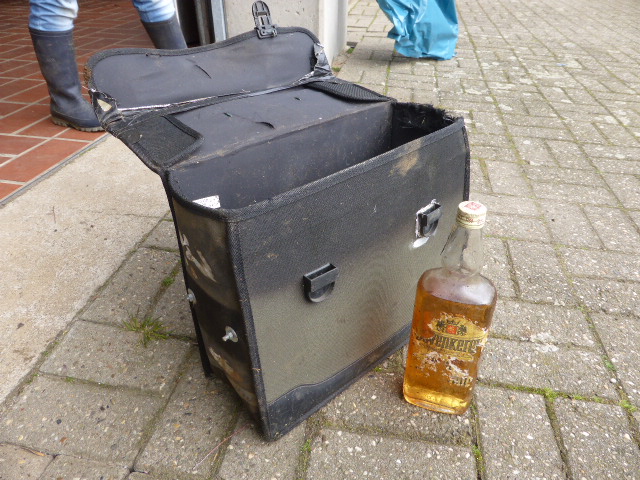 Fund des Tages: eine Fahrradtasche mit einer Butterbrotsdose (Brot mit "Schimmelkäse") sowie einer Flasche Schnaps