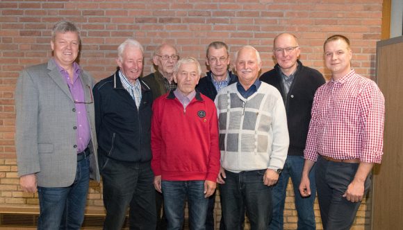 Geschäftsführer Werner Schweers und Präsident Marco Gernemann mit den Jubilaren Gerhard Berning, Kurt Nievendick, Reinhold Pries, Hermann Fahrland, Jürgen Elting und Hermann Schlehbusch